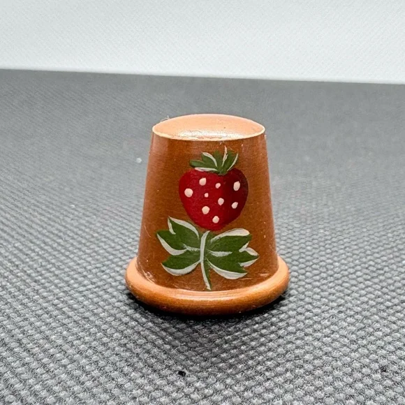 Vintage Wooden Hand Painted Folk Art Strawberry Sewing Thimble Switzerland - Picture 10 of 10